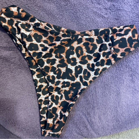 SHEIN leopard print high waisted bikini bottoms! ☀️👙🕶️🐆 - Picture 2 of 5